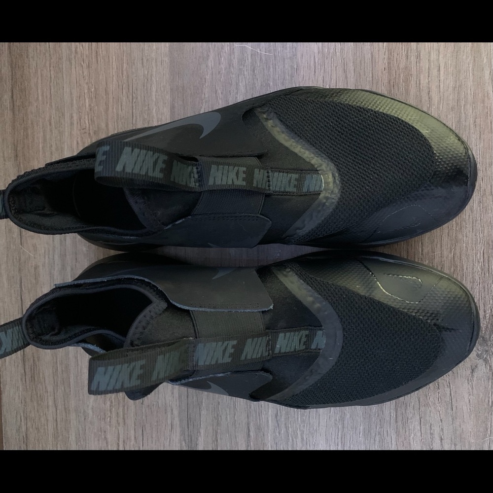 BLACK NIKE FLEX RUNNERS
